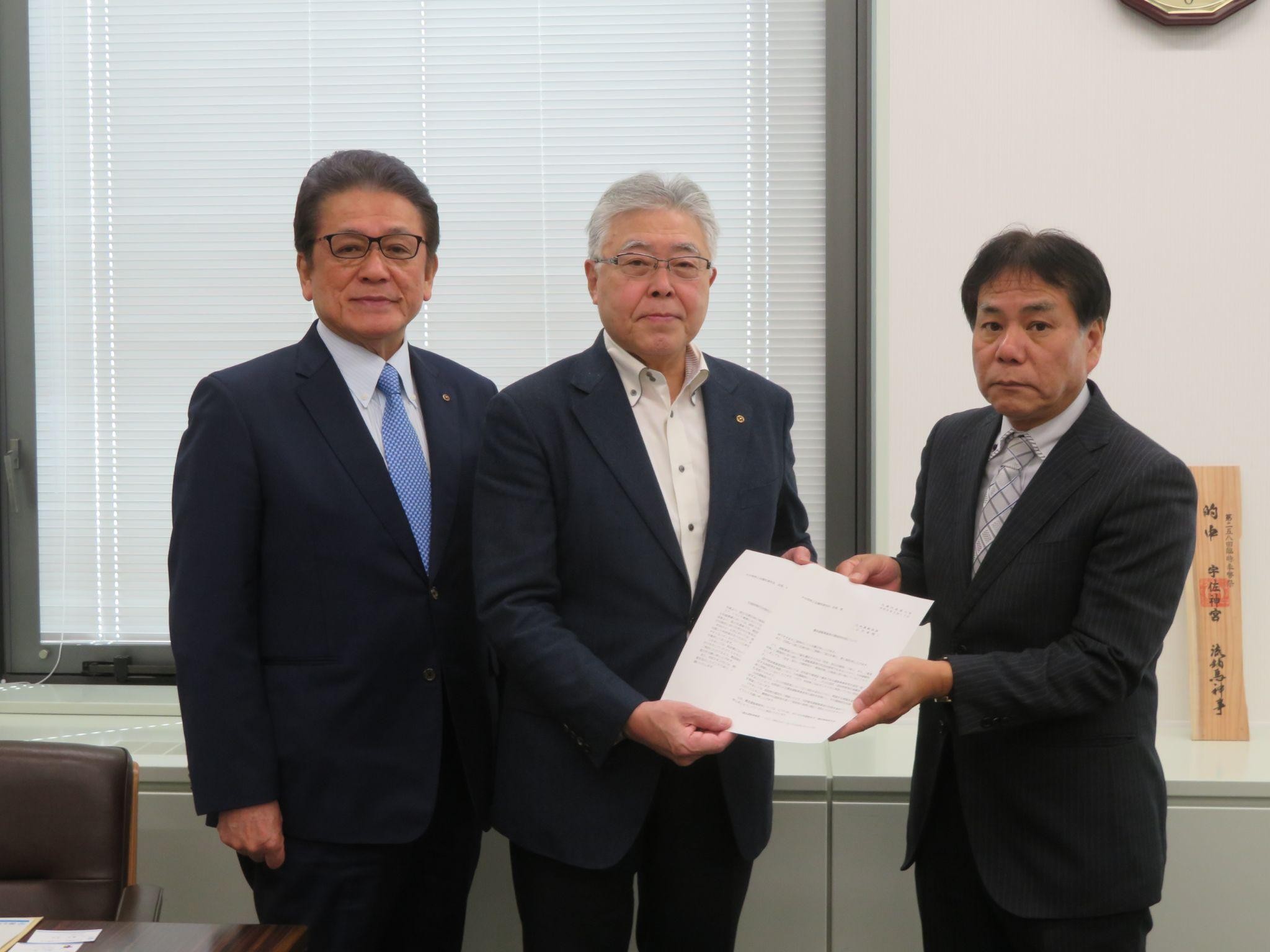 （左から）仲会長、吉村・大分商議所連会長、藤木支局長