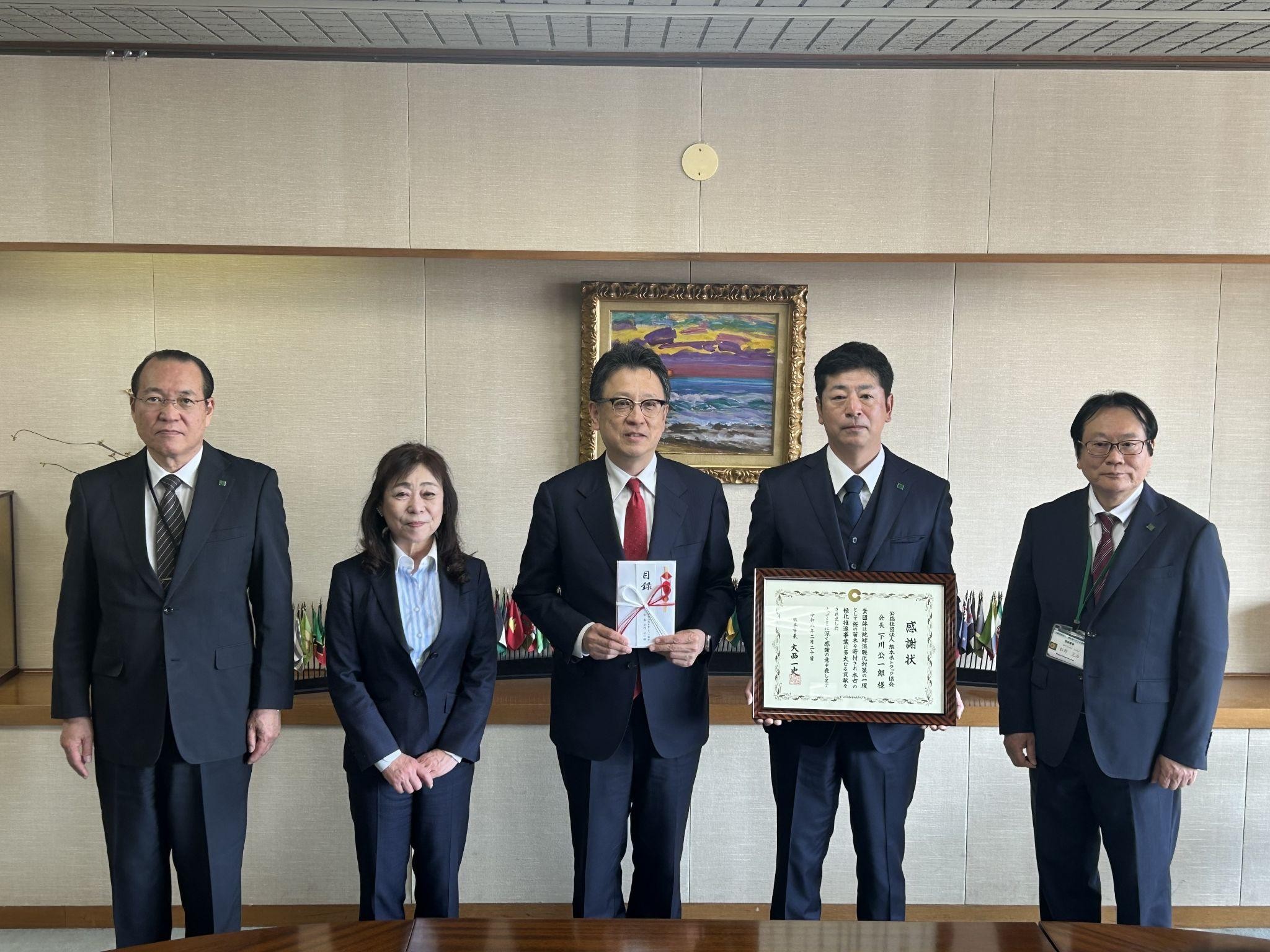 （右から）松野寛治常務、下川会長、大西市長、上田副会長、井上智専務