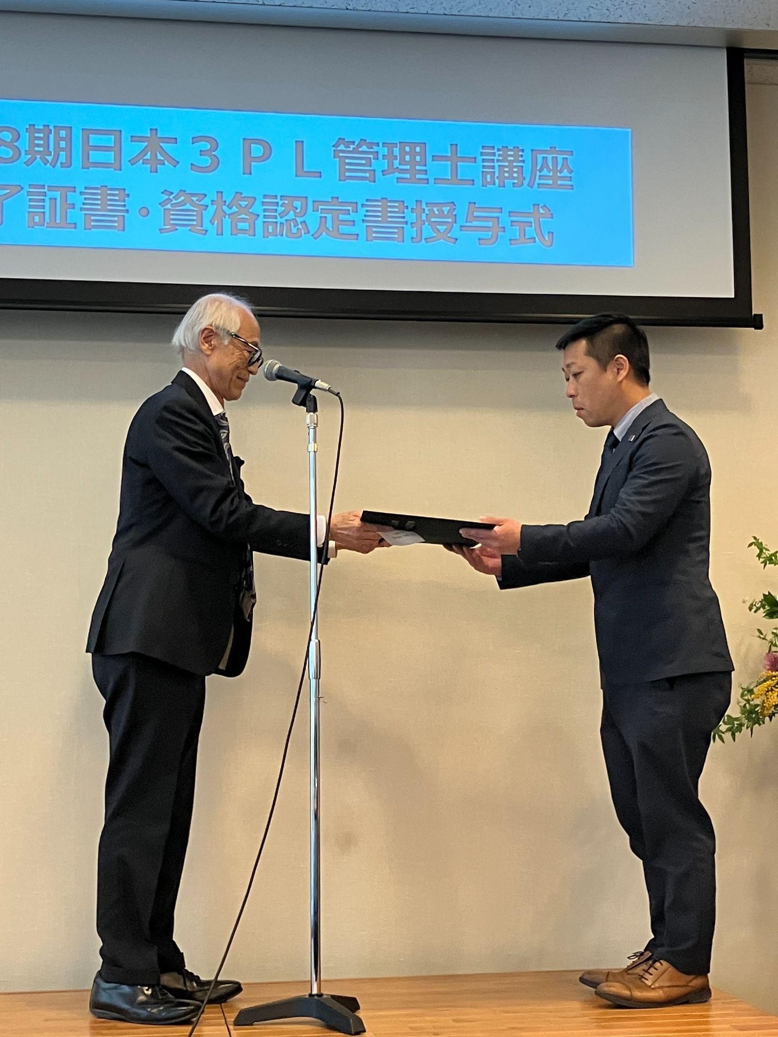 修了証などを手渡す加藤専務㊧