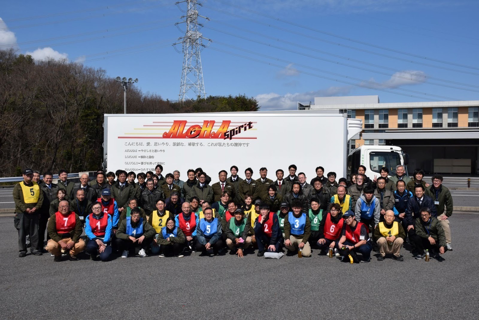 自社車両を背に参加者ら