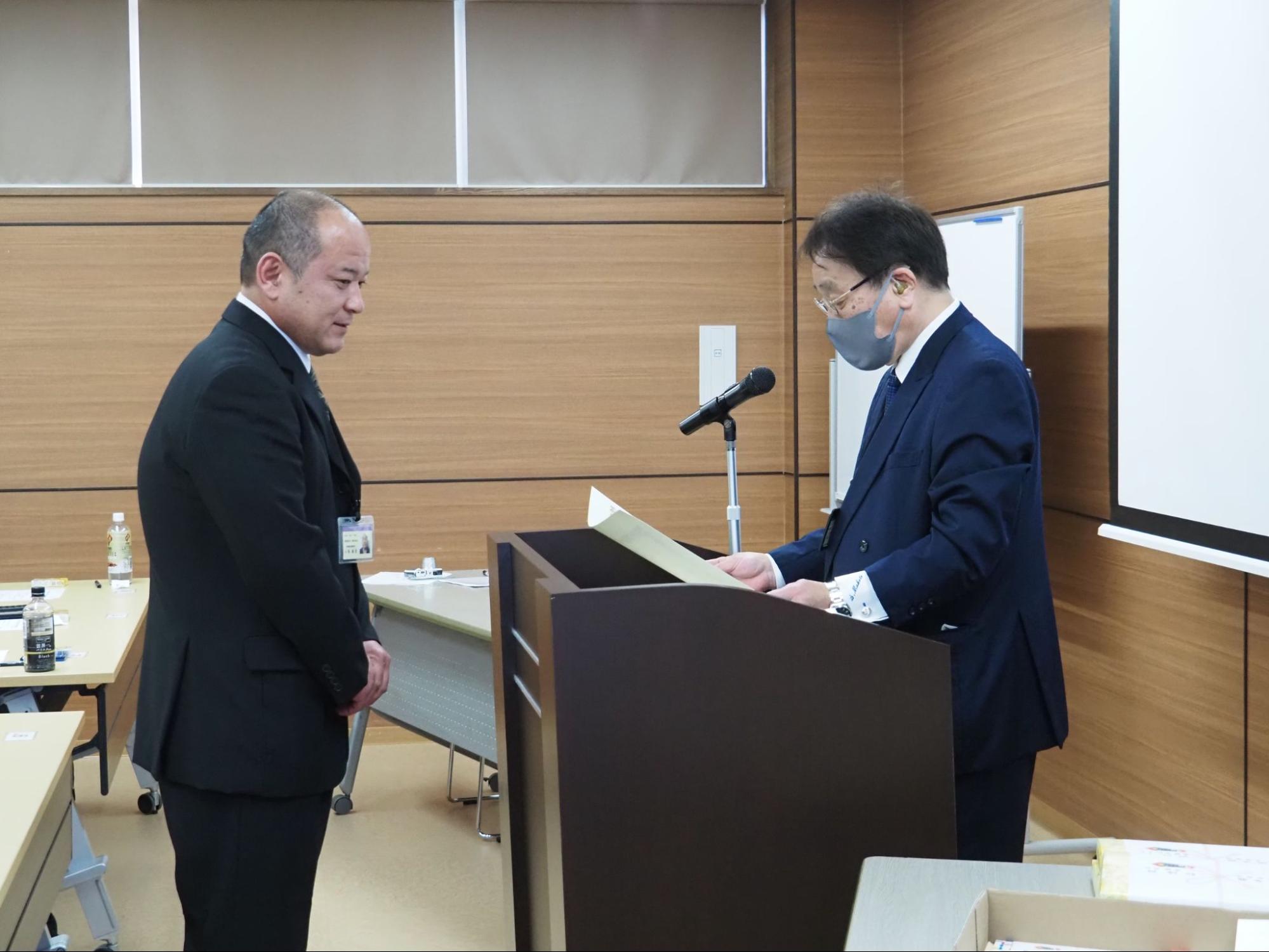 優良従業員らを表彰する櫻井社長㊨