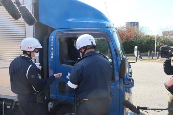 ドライバーに法令順守と安全への協力を求める（一部画像処理）