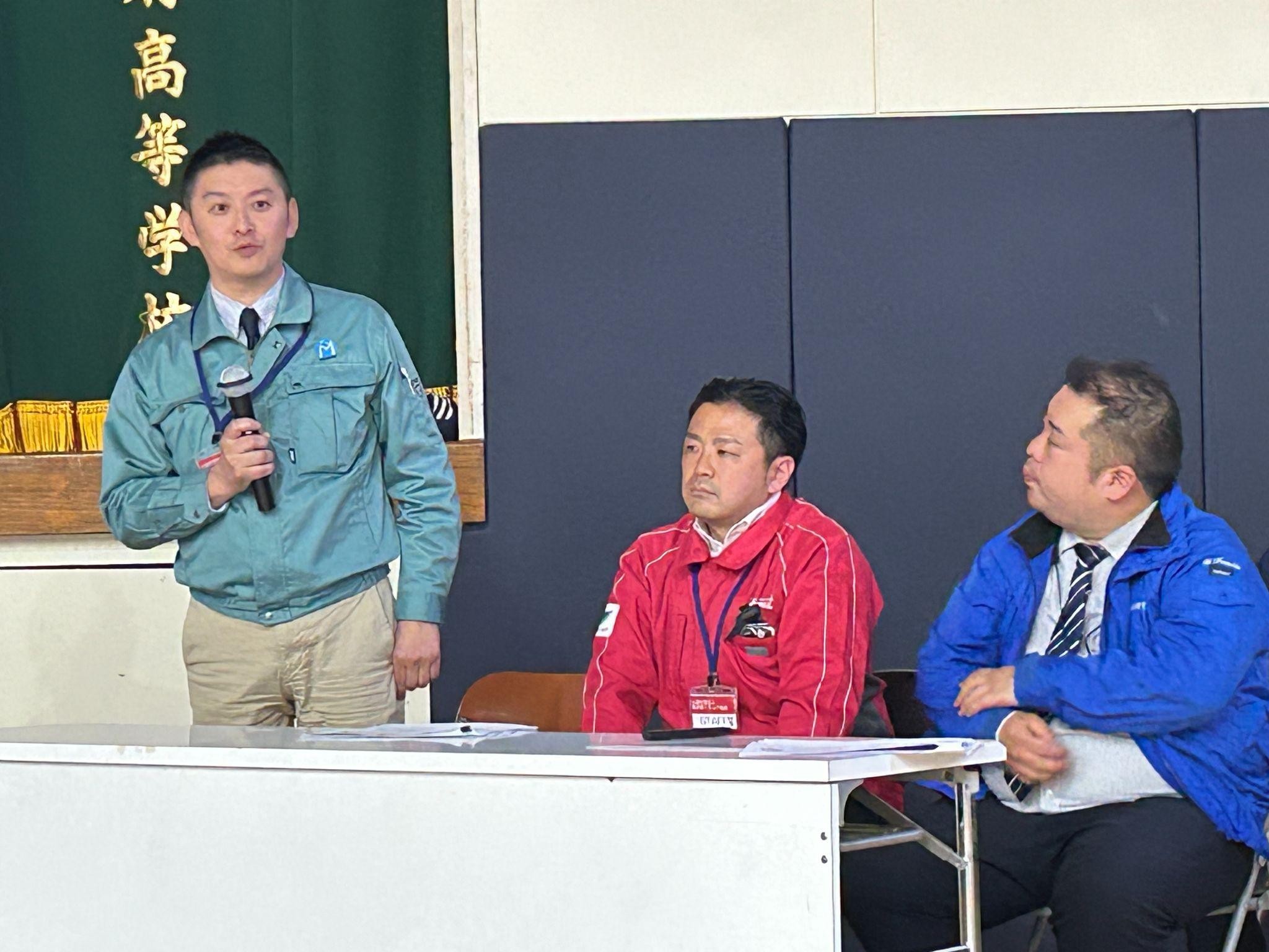 （右から）継運会の富田理事、佐藤副部会長、松木部会長