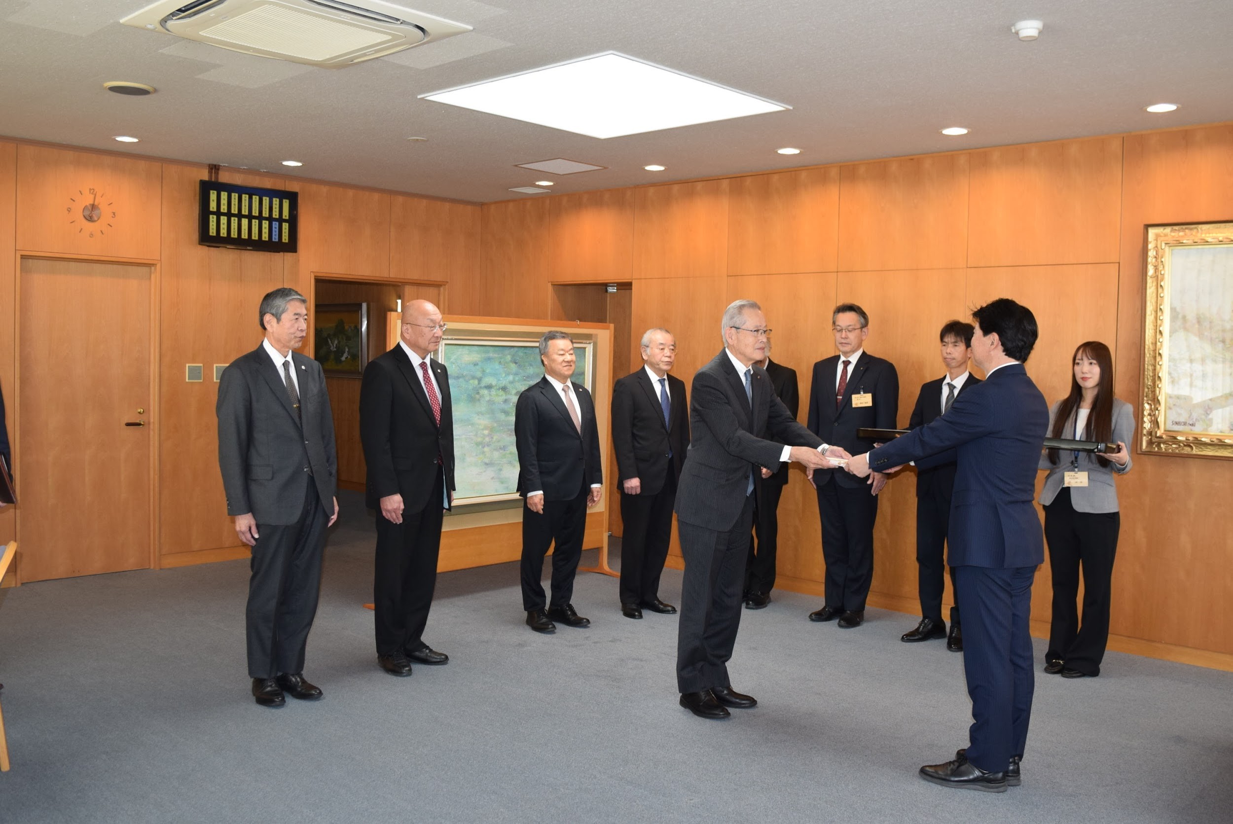 伊原木知事㊨に目録を手渡す原田会長ら