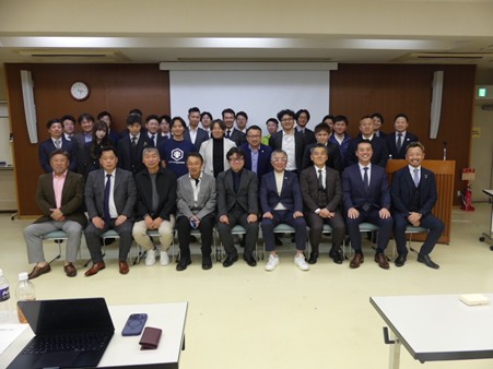 記念写真に納まる野口代表（前列右から5人目）、松本香ト協副会長（左隣）