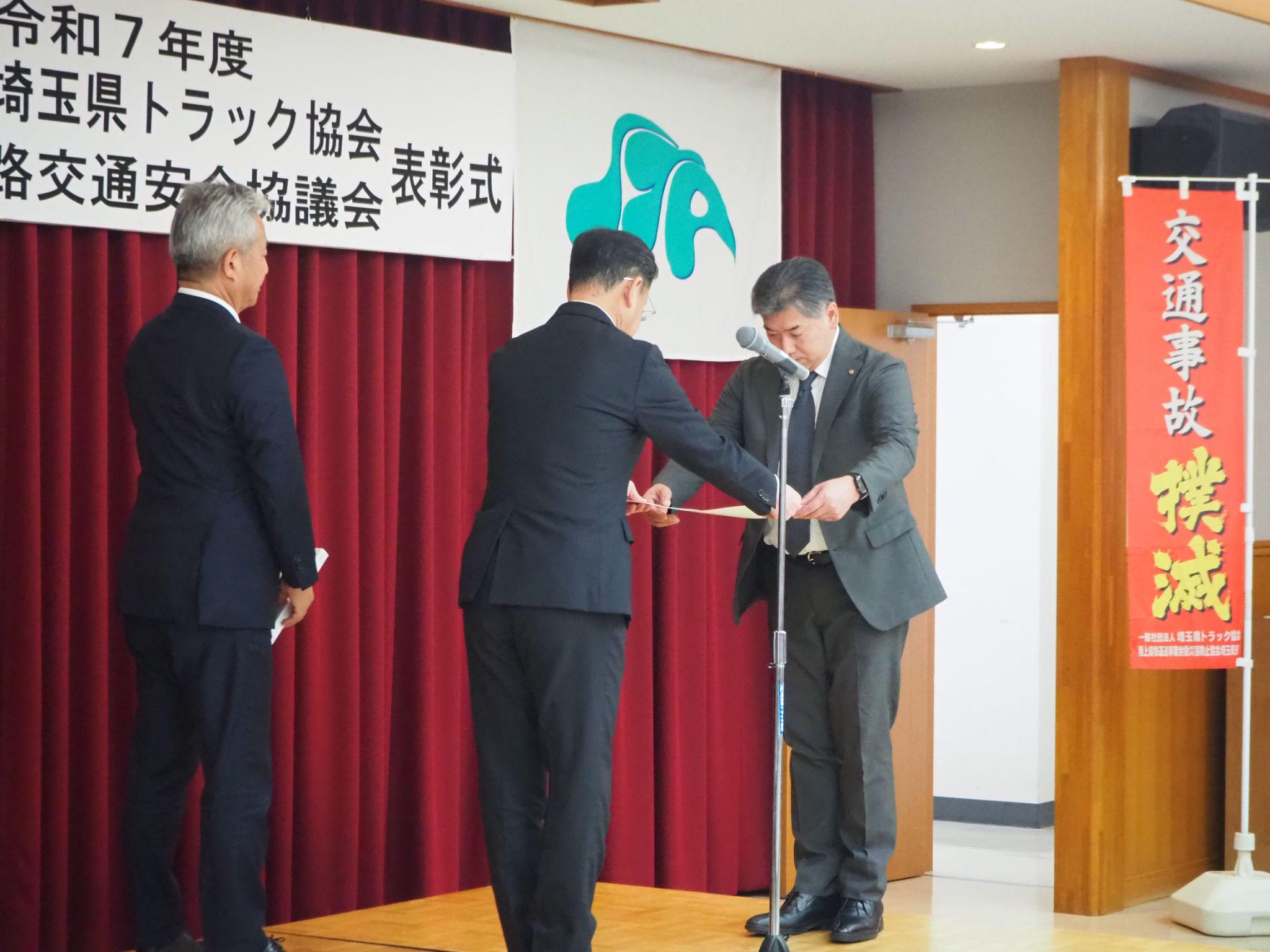 受賞者に表彰状を授与する県警の内藤淳一交通部長（中央）と遠藤会長（左端）