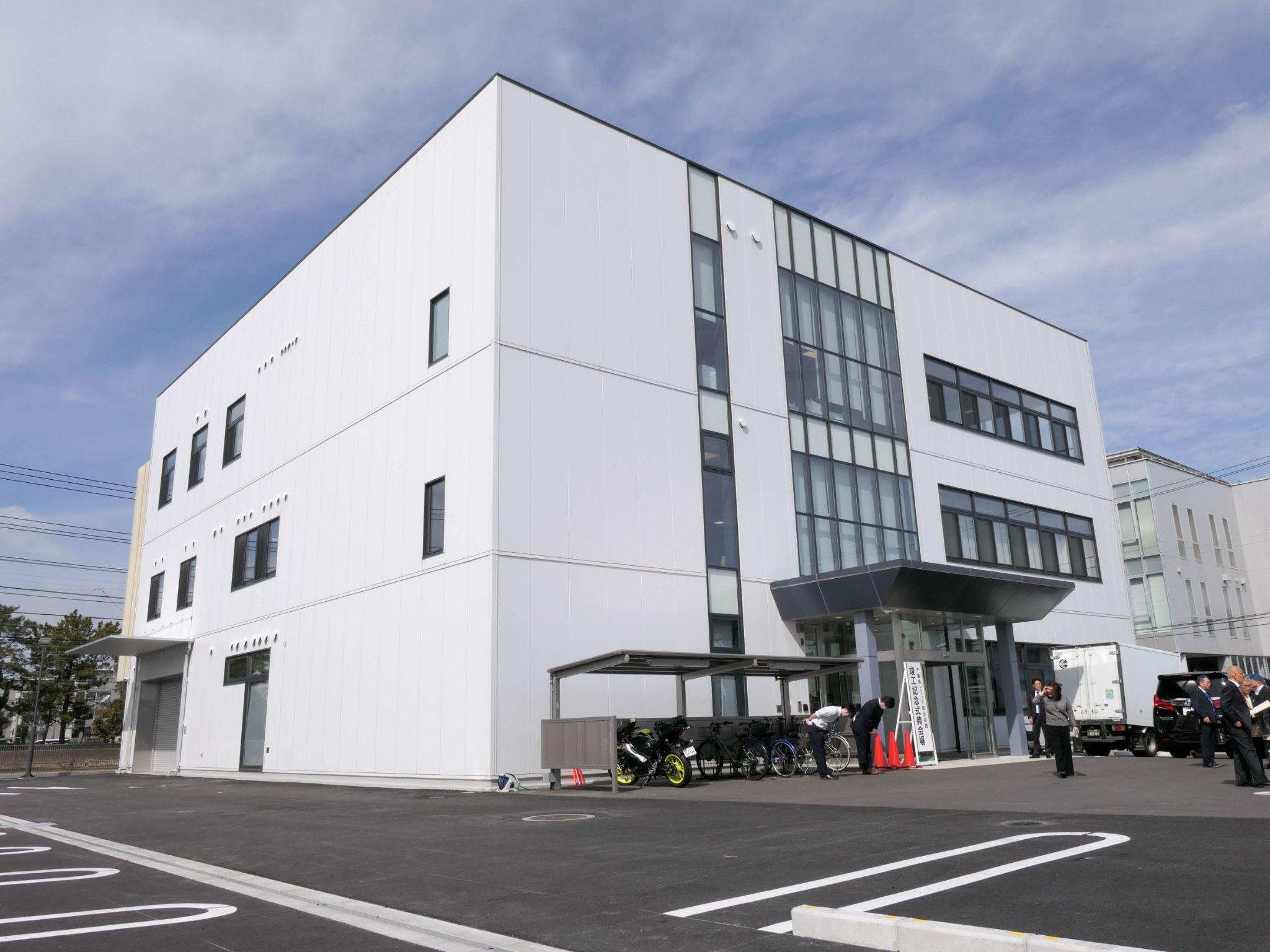 3階建てのトラック総合会館