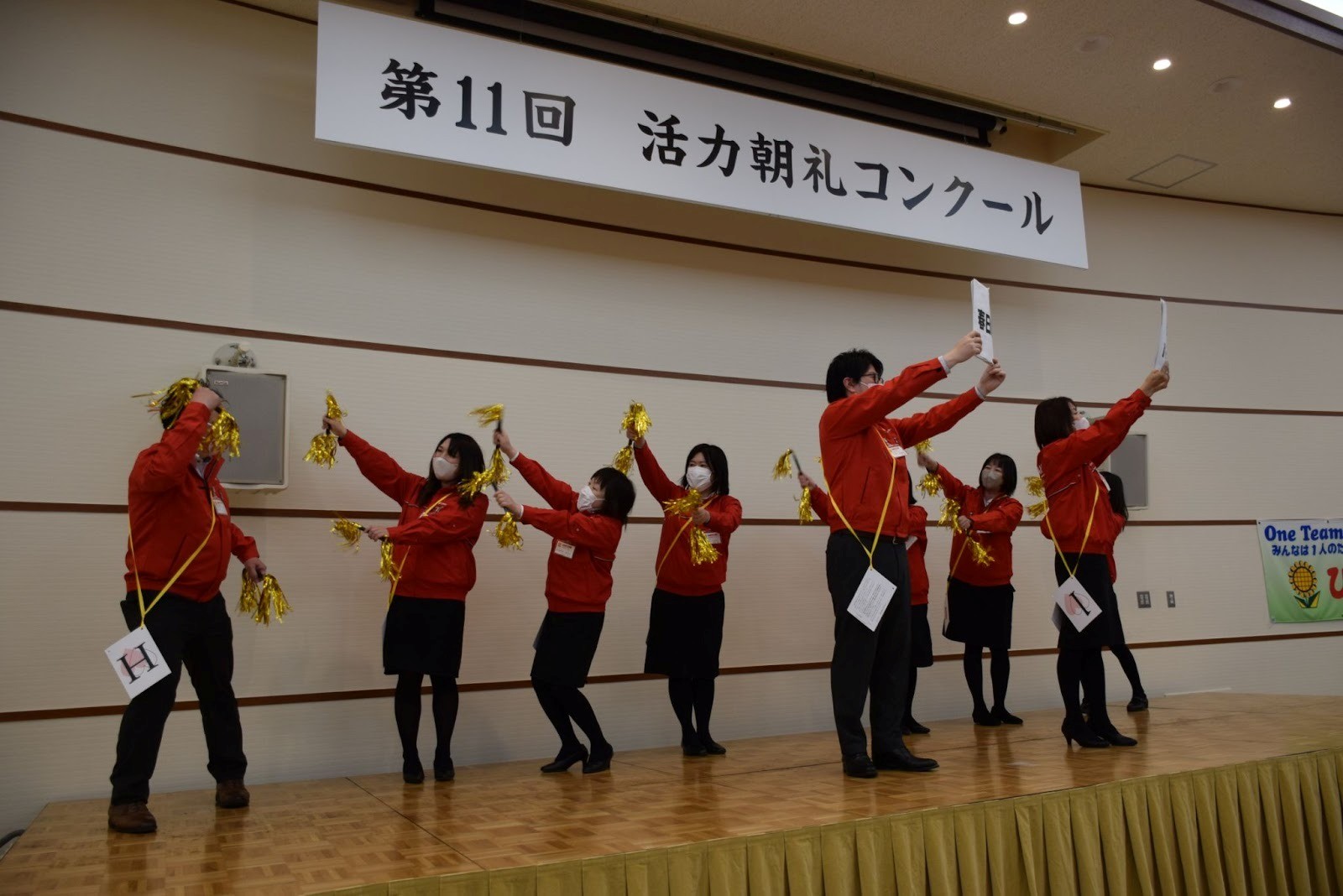 本社事務所チームがパフォーマンスを披露