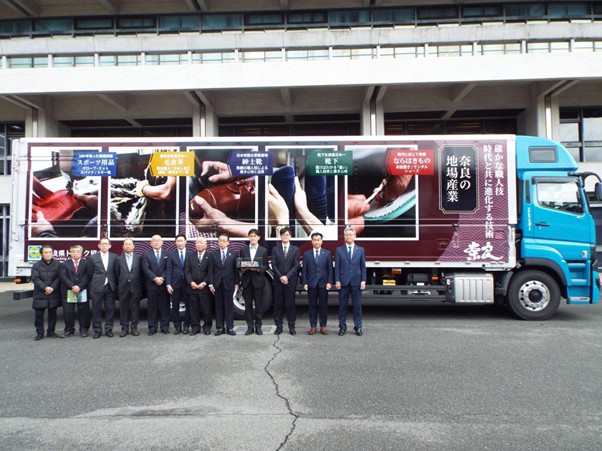 ラッピングトラックの前で参加者ら