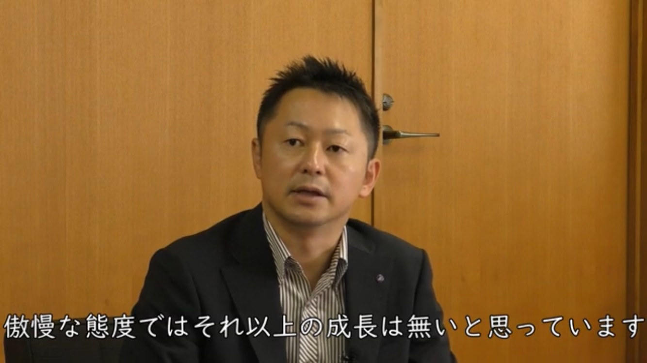動画の中で、学生の質問に答える粟飯原社長