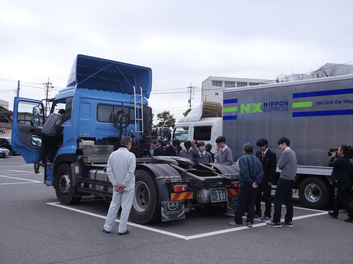 目線の高さや装備品、仕様などを確認する生徒ら