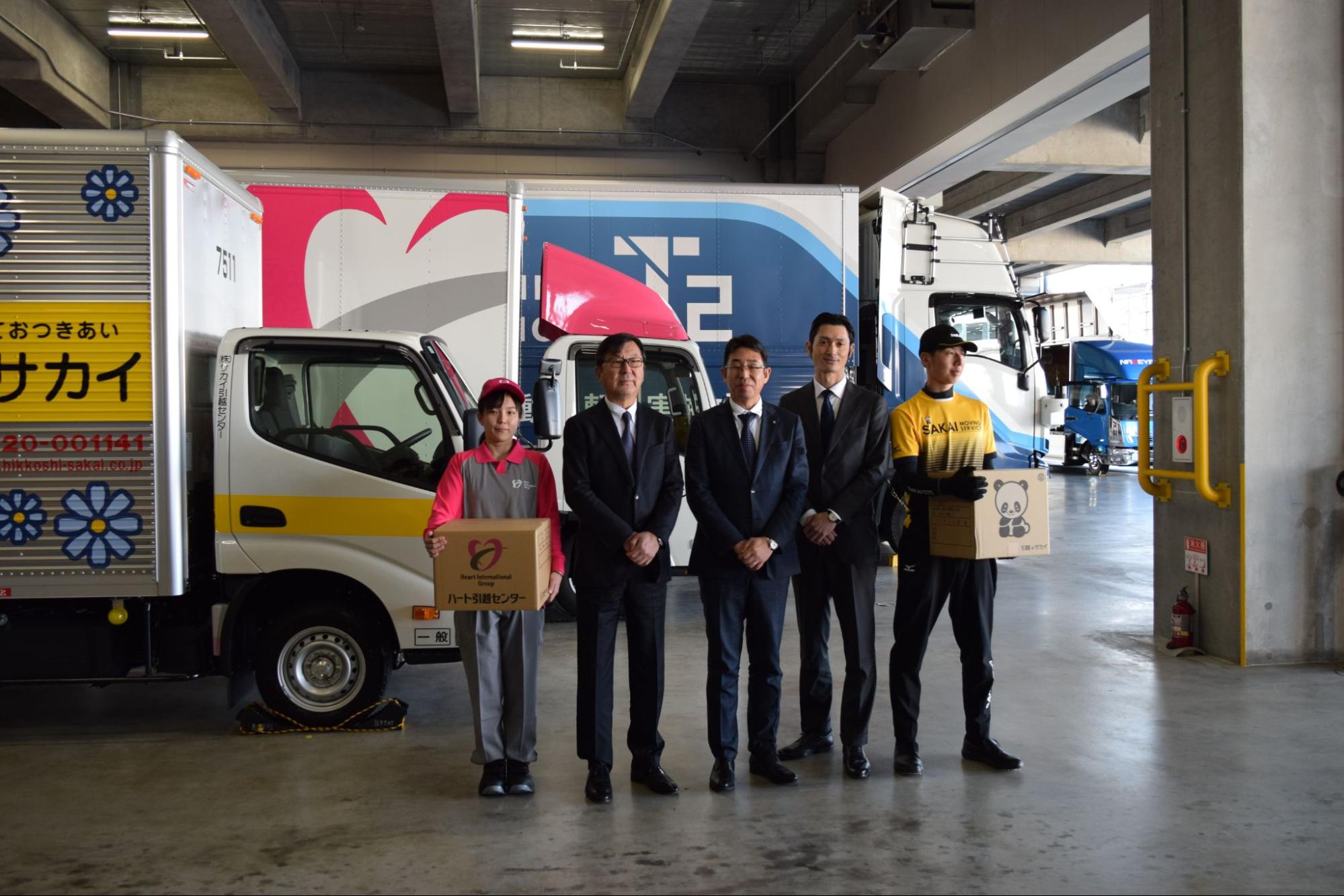ハート引越の太田社長（左から2人目）、サカイ引越の山野専務（中央）、T2の熊部社長（右隣）ら