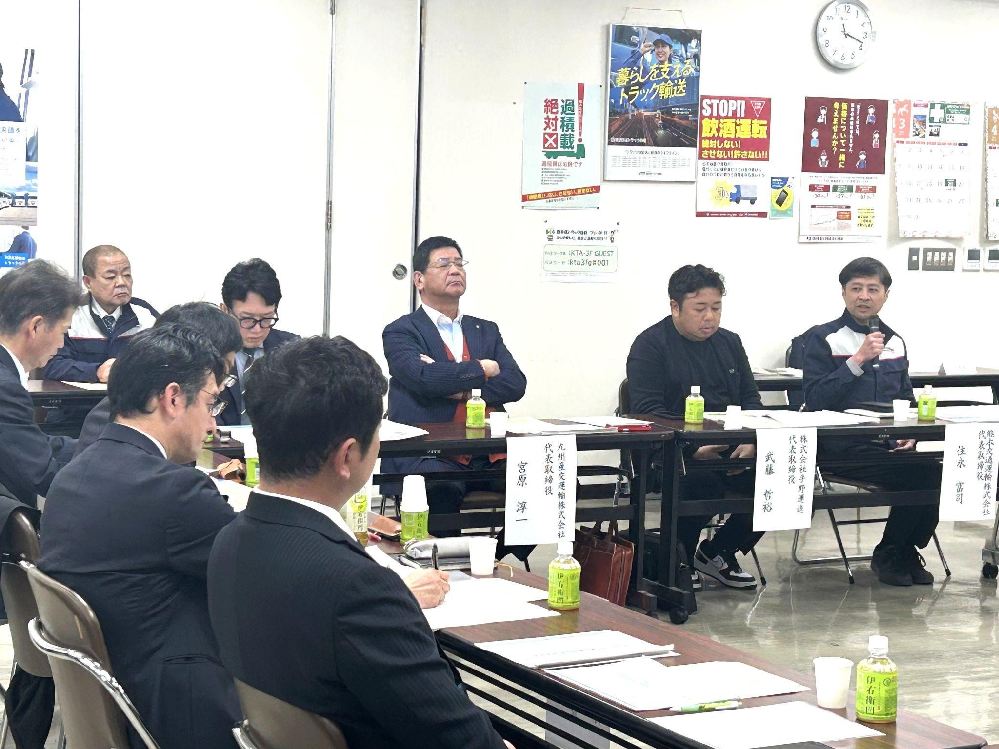 （右から）意見を述べる住永委員、武藤委員、宮原委員