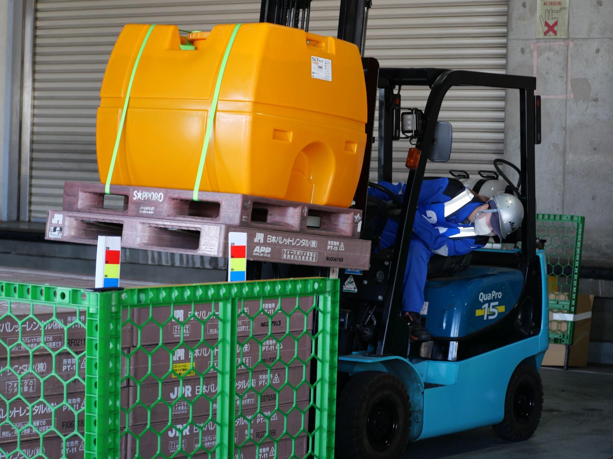 走行、点検、学科の3種目で、積み付け作業やバック走行などの技術を競い