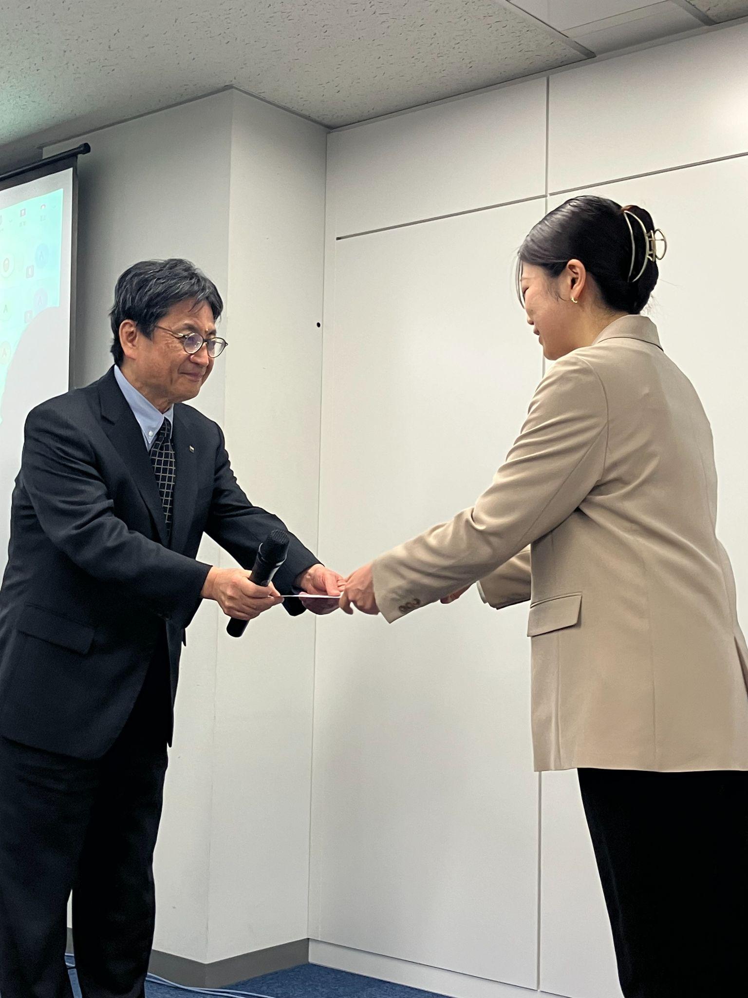 受賞者に表彰状を手渡す児玉社長㊧