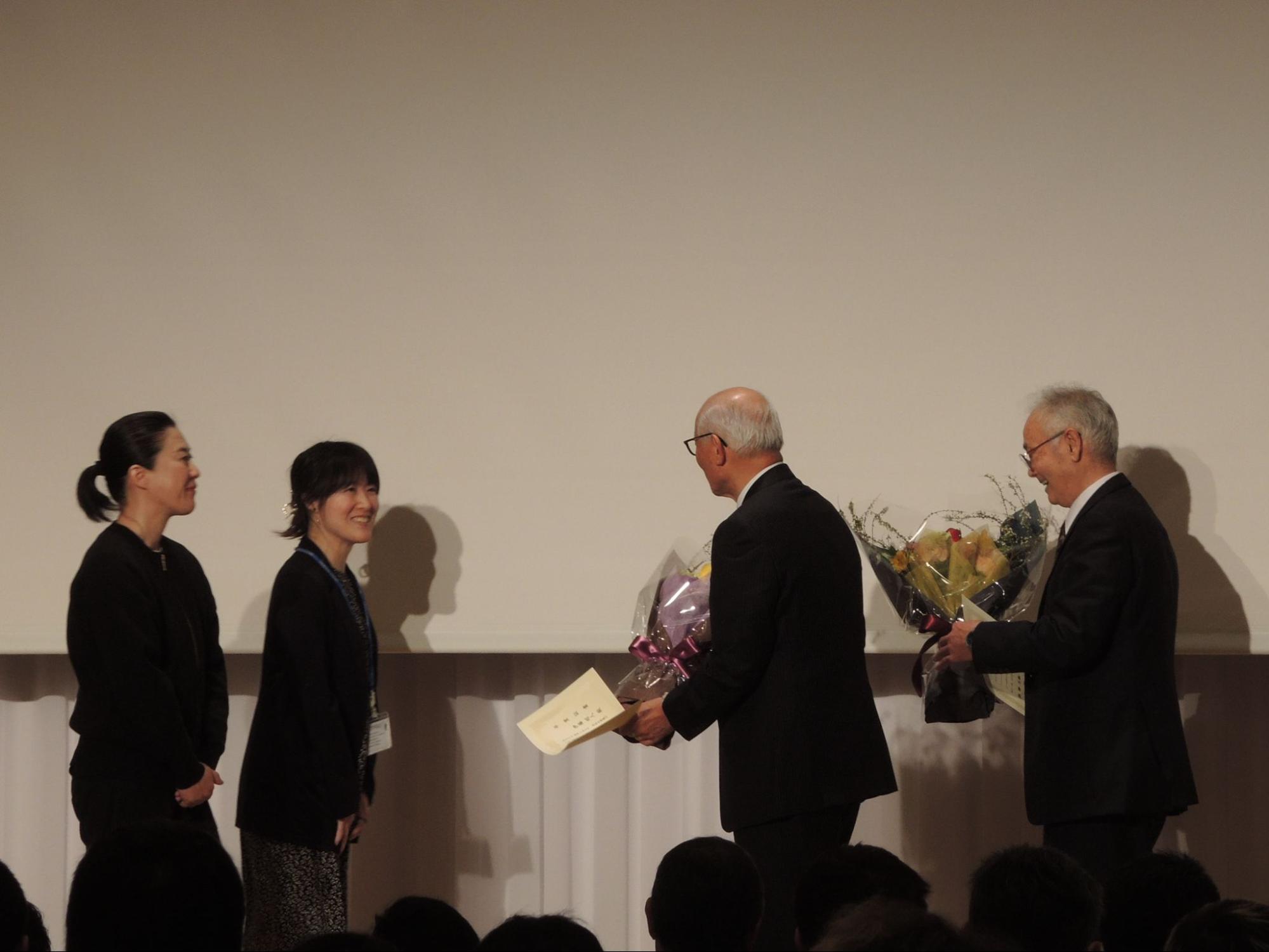 3月末で退職する伊藤相談役（右から2人目）と藤田顧問（右隣）へのサプライズセレモニーを開催