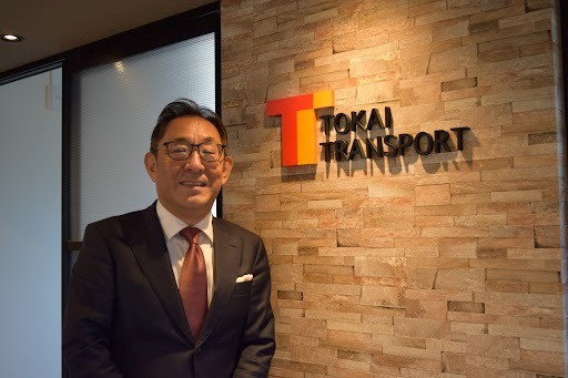 リニューアルしたロゴと古川社長