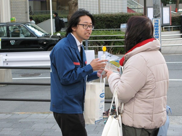 5機関の職員が「24年問題はまだ解決していません」と市民に声を掛けながらグッズを配布（JR大阪駅前）