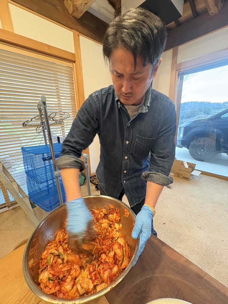 キムチを漬ける稲見社長