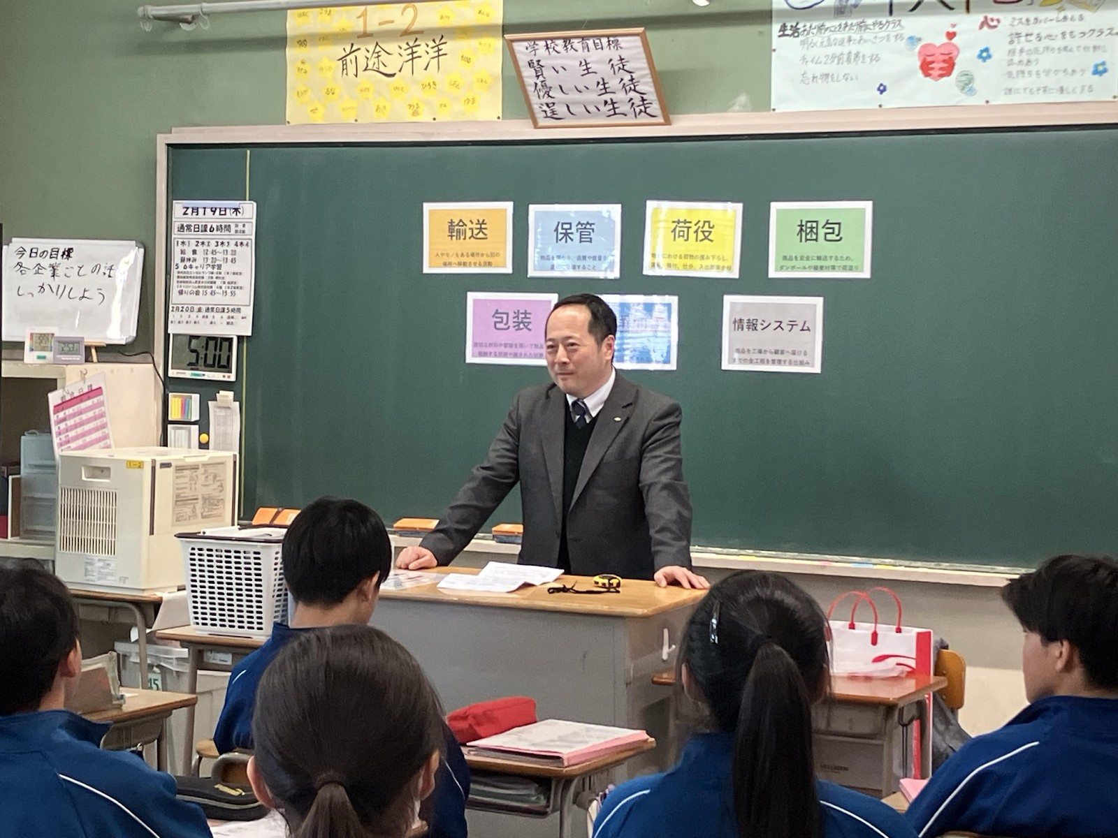 生徒に説明する業務運営部品質管理室の心光課長