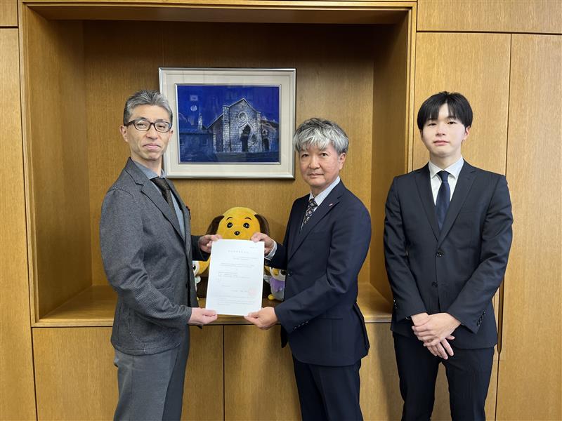 （左から）横浜税関の在津業務部長、三陸運輸東京支店の桂木支店長、板橋通関士