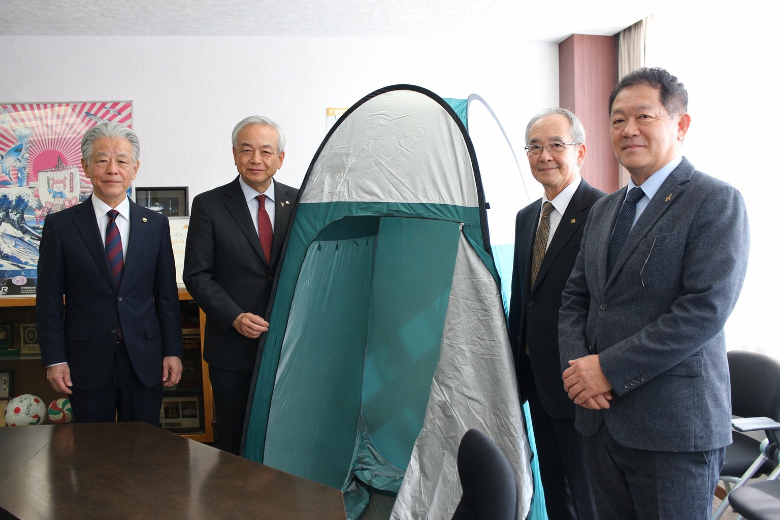 プライバシー確保に活用（左端が臼井委員長）