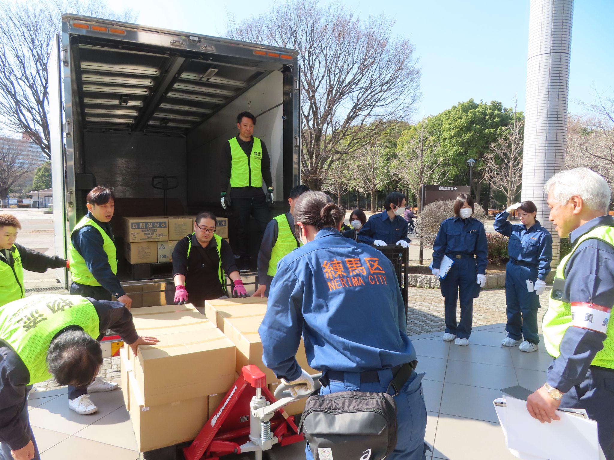 支部会員が区職員にハンドリフトの操作方法などを指導