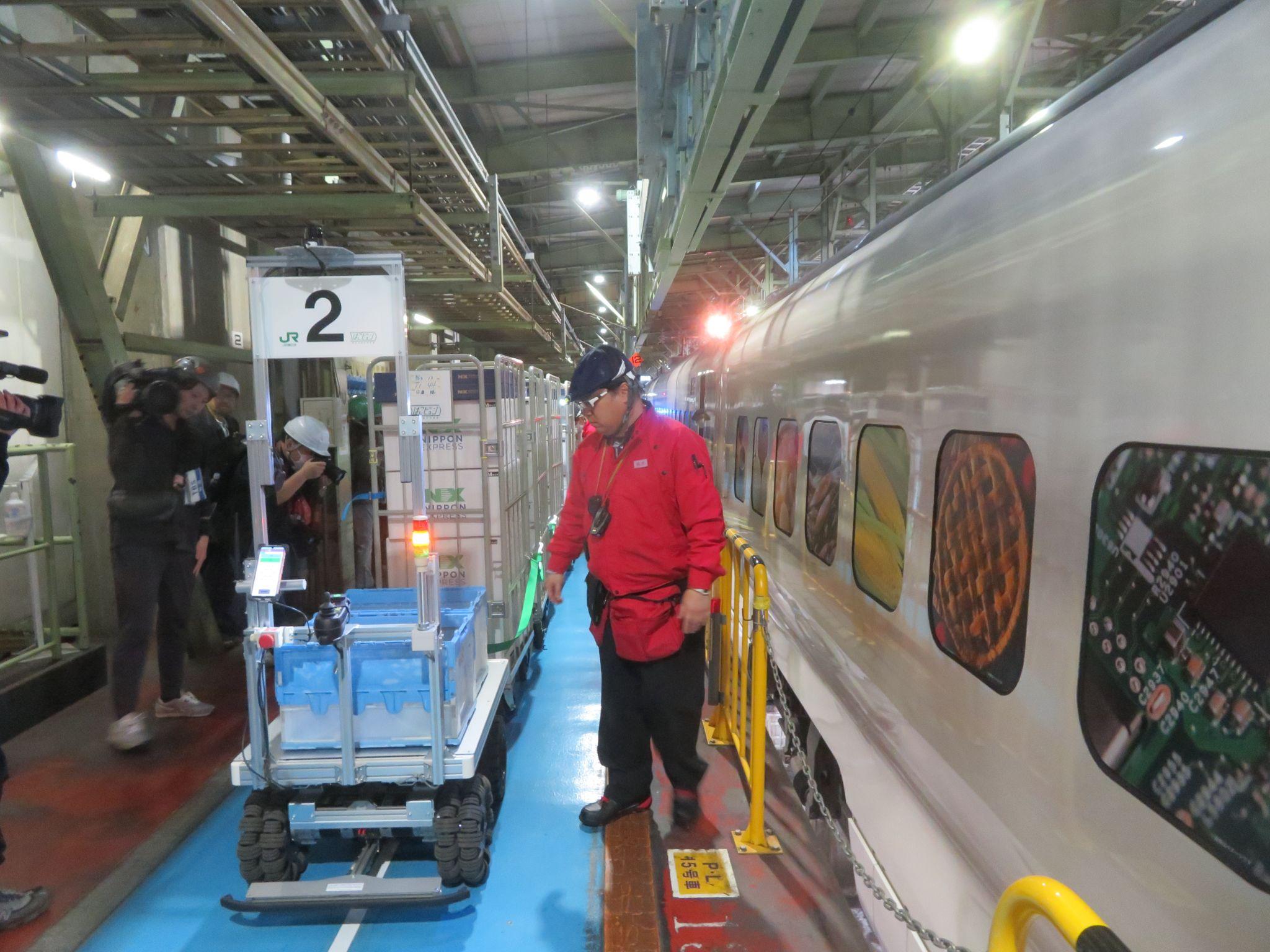 カゴ台車のままで一度に多量の荷物を運ぶ体制を構築（東京新幹線車両センター）