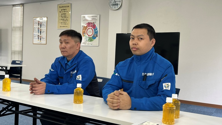 会議に参加するゴンボ氏㊧とガンフヤグ氏