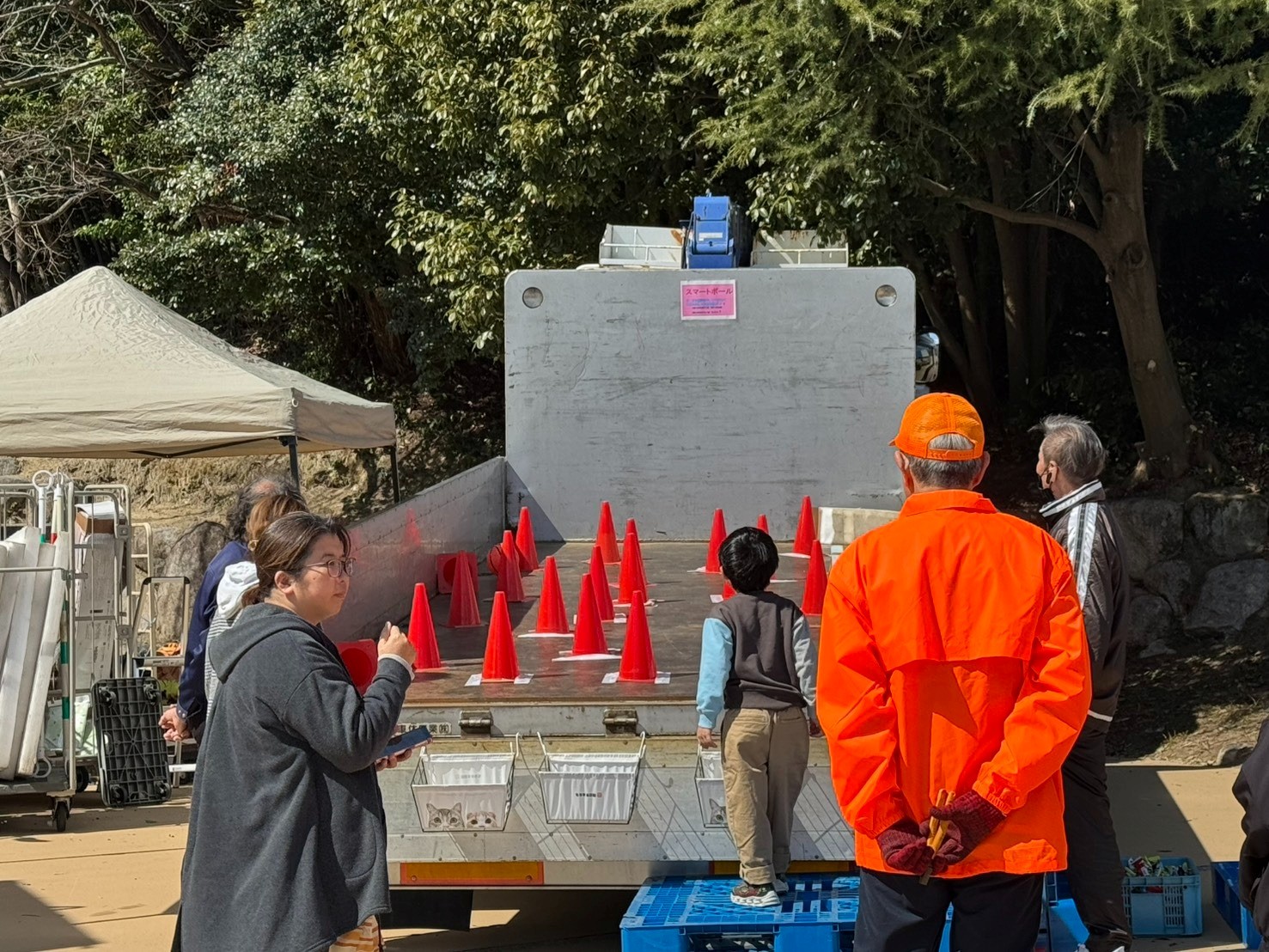 トラックの荷台を利用したスマートボールを提供（8日）