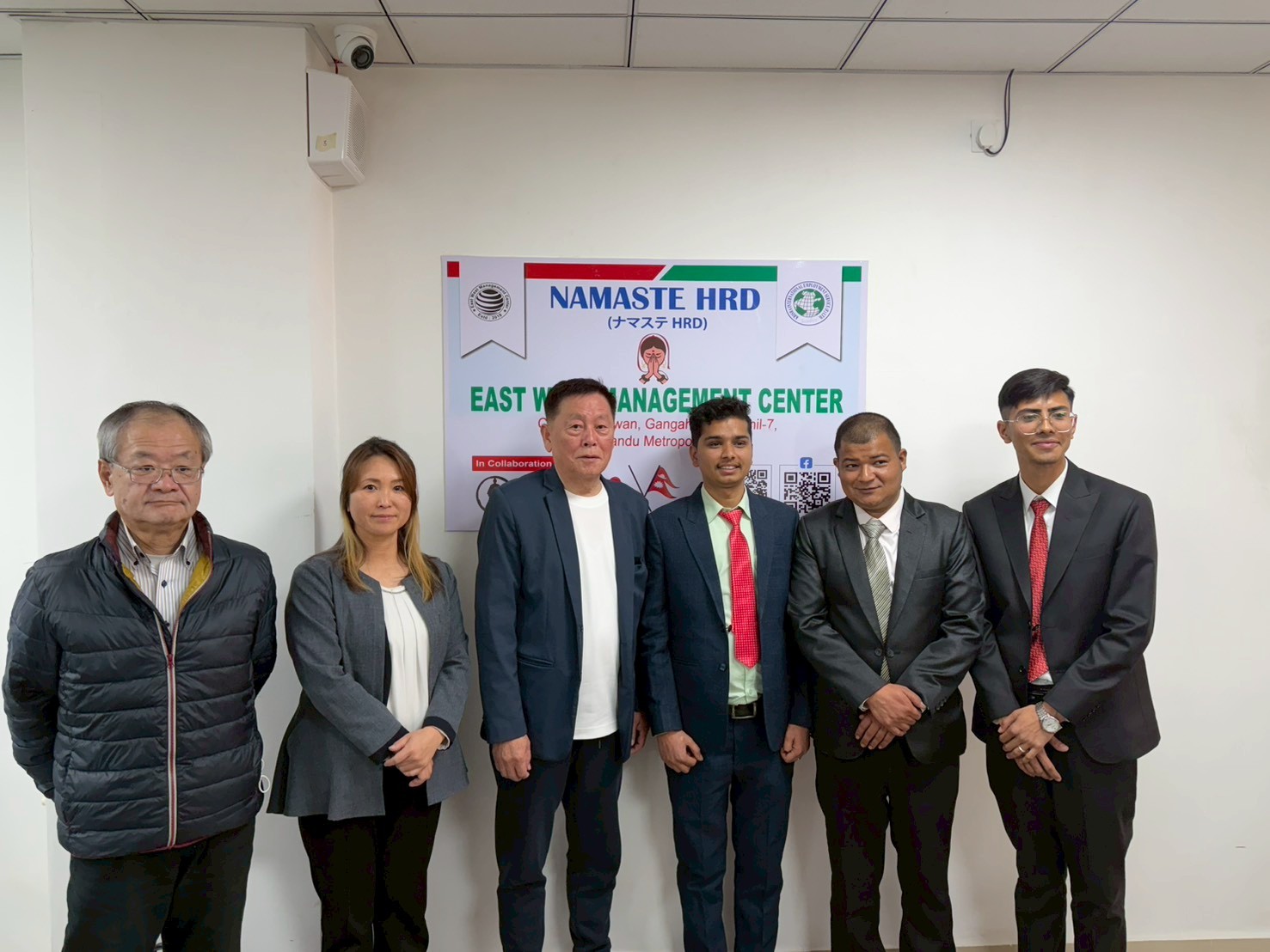 外国人ドライバー採用でネパールを訪問した鳥屋社長（左から3人目）らと、内定を受けた特定技能ドライバー（右隣から3人）