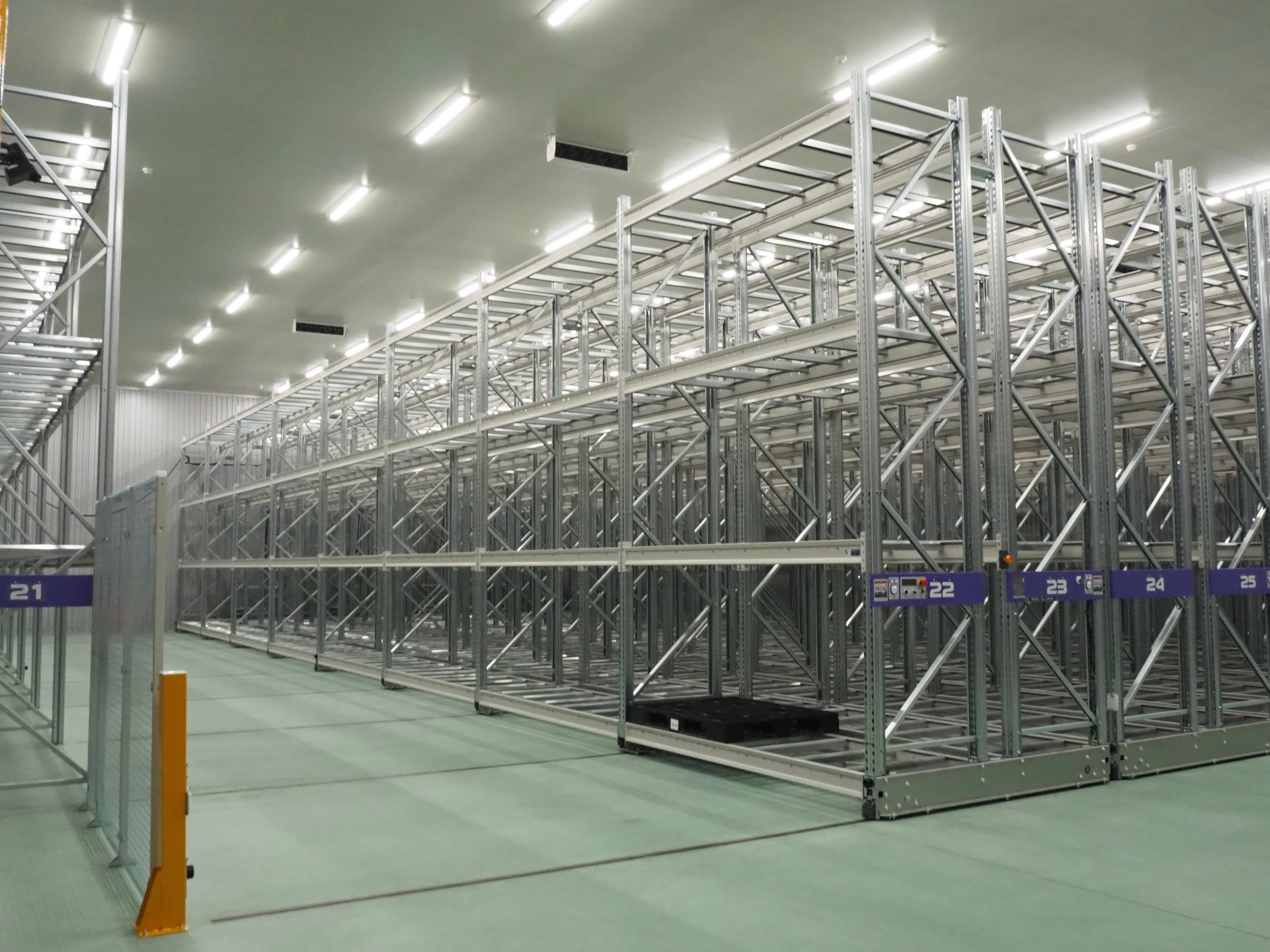 1800パレット分の移動ラックを設置