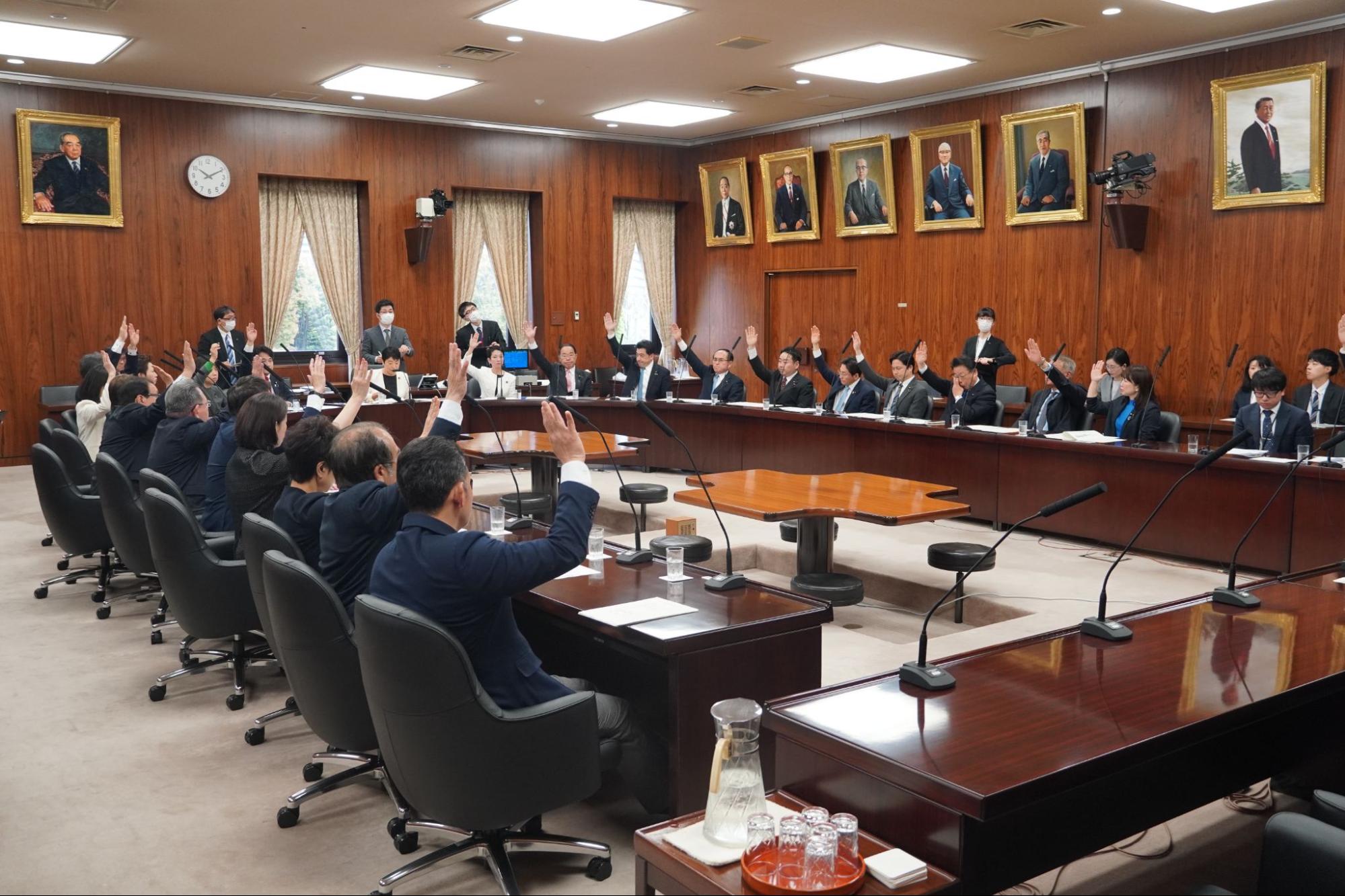 全会一致で承認