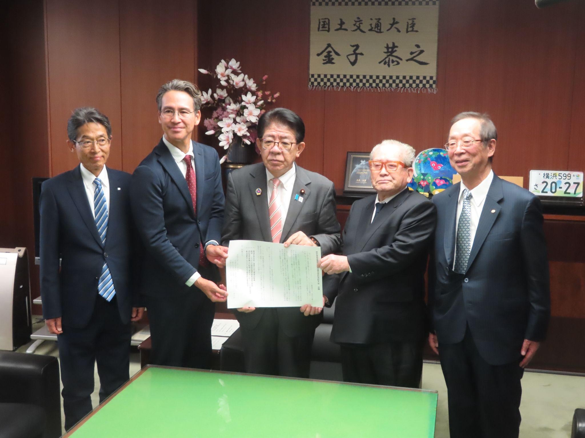 全ト協の総決起大会の決議内容について報告を受けた後、価格と供給が安定するよう万全の体制で取り組んでいくことを金子国交相が約束（左から瀧バス協副会長、川鍋全タク連会長、金子氏、坂本全ト協最高顧問、寺岡全ト協会長）