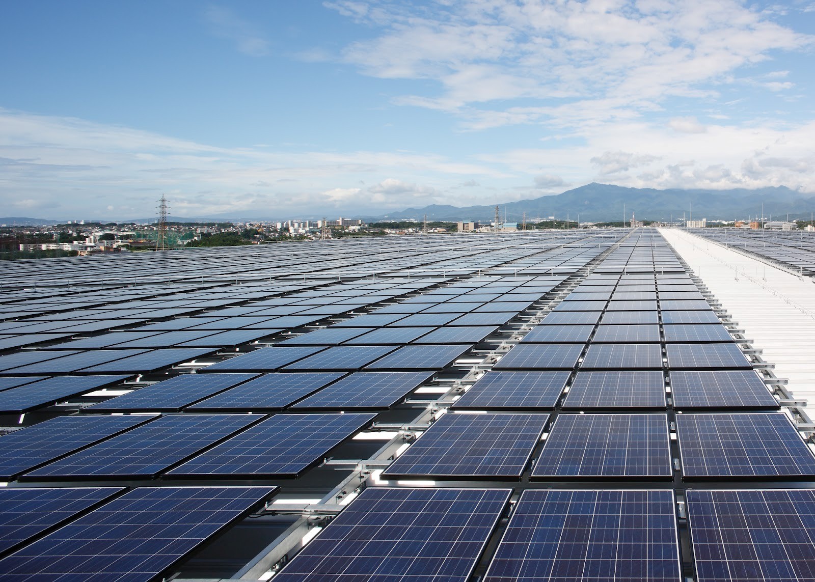 プロロジスの「プロロジスパーク座間1」（神奈川県座間市）の屋上に設置された太陽光パネル