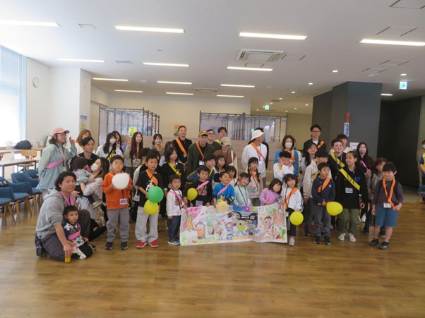 記念写真に納まる参加者