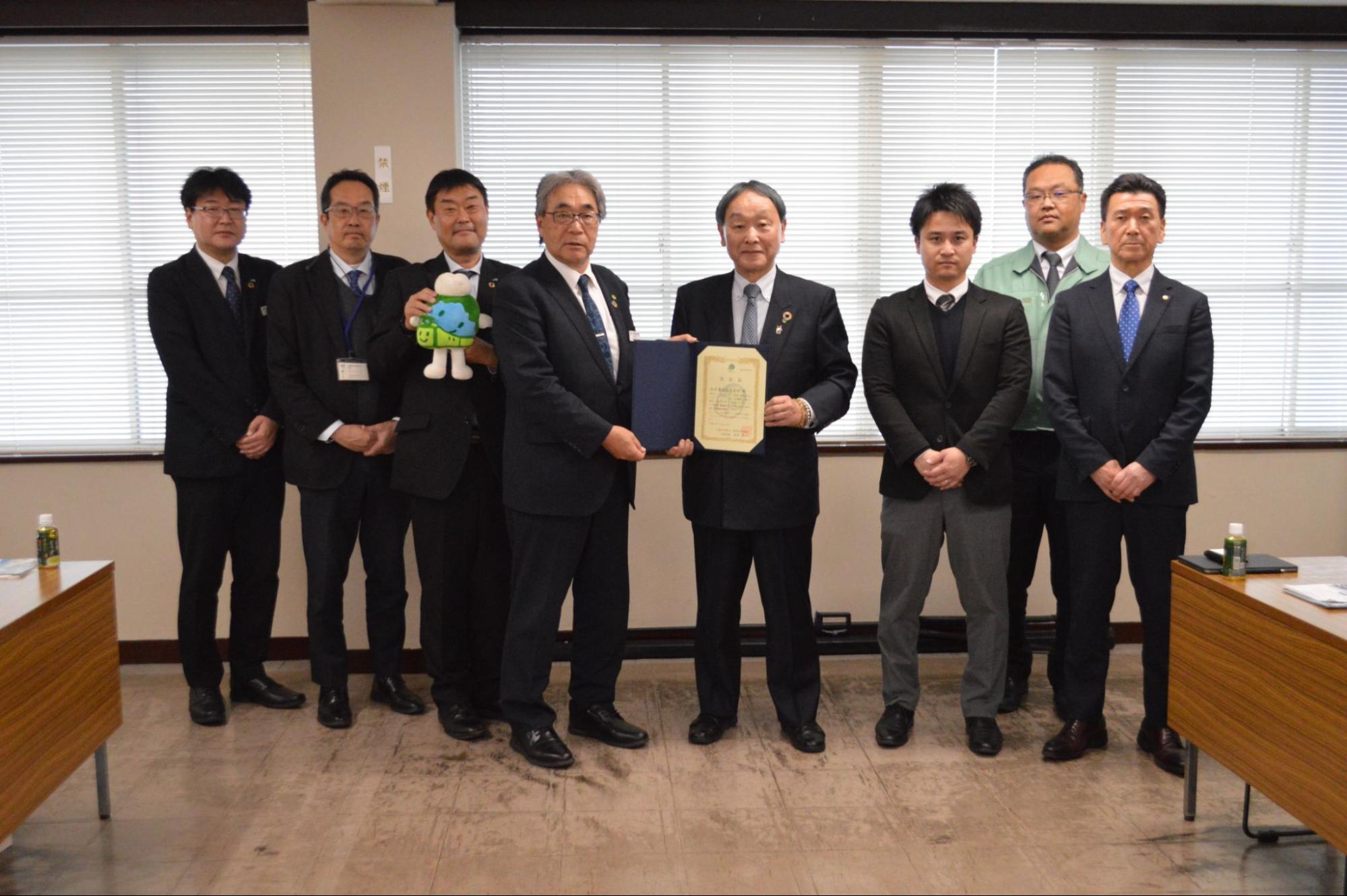 認定証を手に菊地社長（右から4人目）と鉄貨協の永田理事長（左隣）