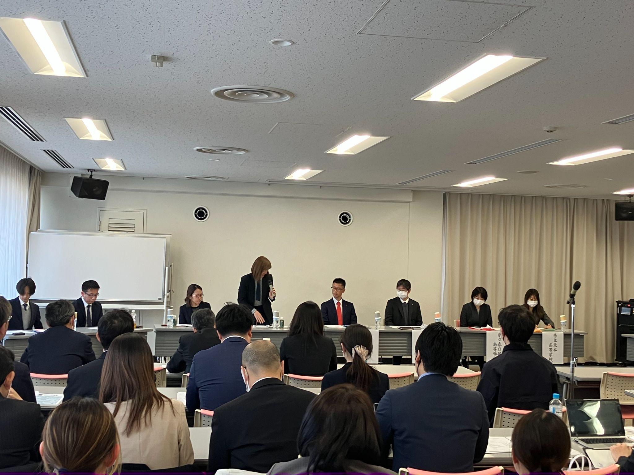 大学側は授業やゼミに企業を招く取り組みの有効性を指摘