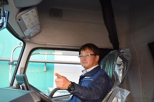 手順を実演する佐賀運輸部次長