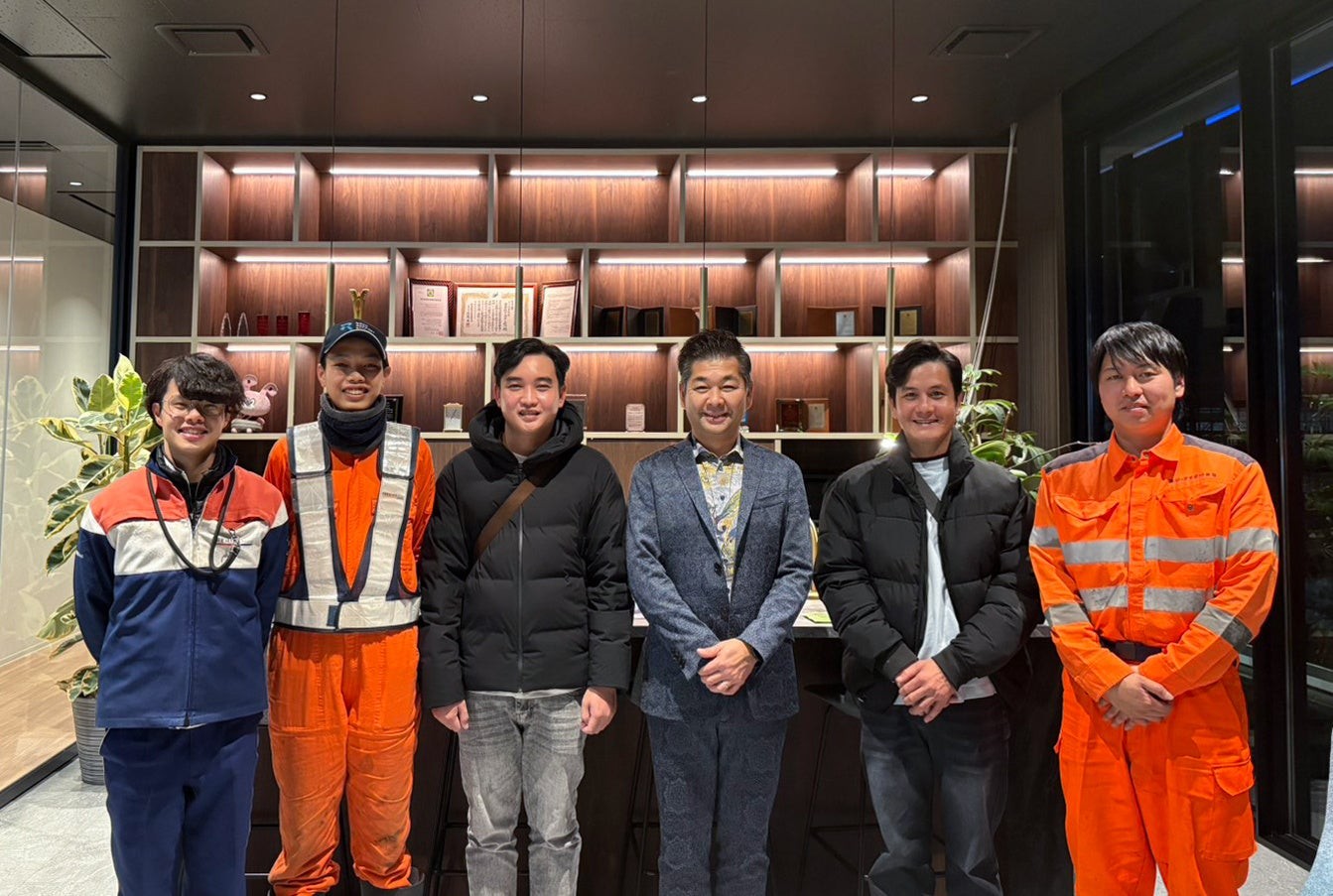 丸山社長（右から3人目）とベトナム国籍の3人、スタッフ（両端）