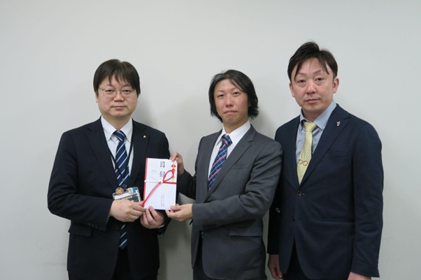 県福祉部の藤本次長（左端）に目録を手渡す十倉会長（中央）と藤澤副会長