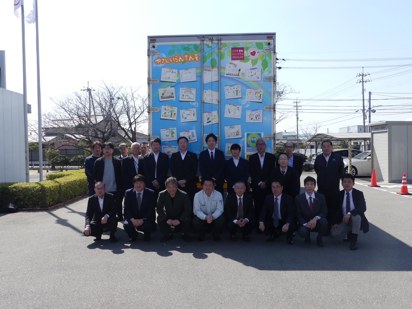 ラッピング車両の前で記念撮影