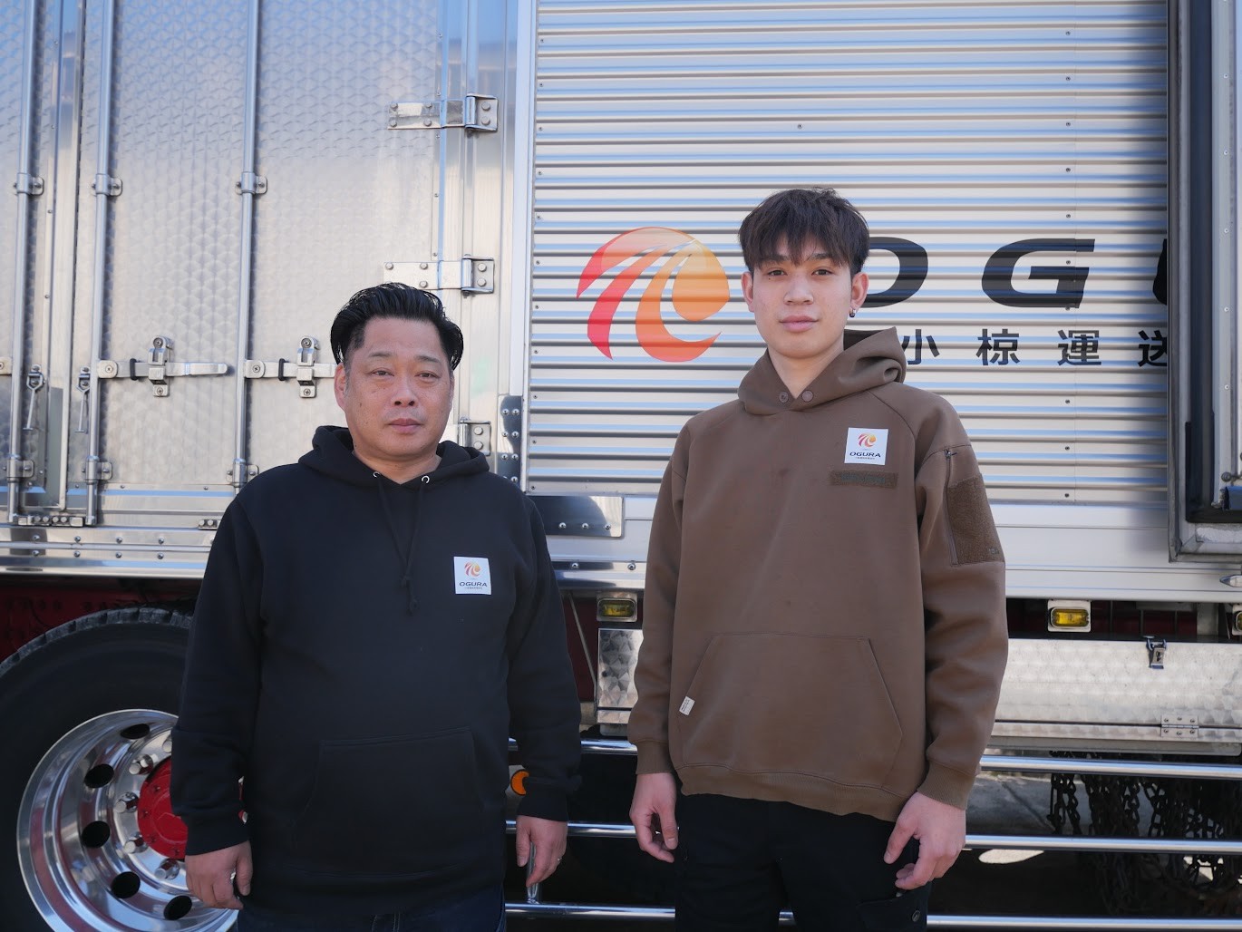 制服のパーカーを着用する乗本専務㊧ら