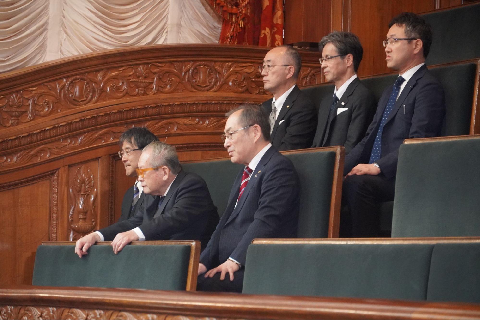 全ト協幹部と法案成立の瞬間を見守る坂本最高顧問（前列左から2人目）