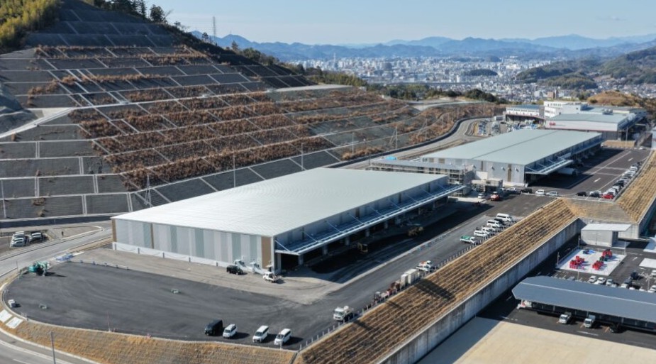 4月に営業を始めたA棟（手前）と2月から稼働しているB棟（奥）