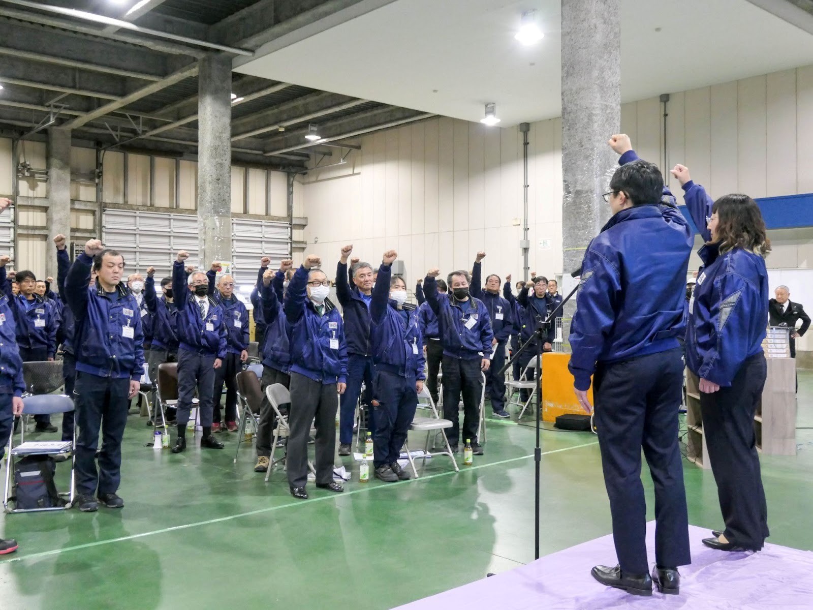 全員で無事故達成に向けたシュプレヒコールを挙げる