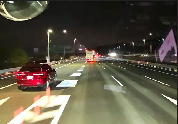 合流車両に対し減速して先を譲る様子（車内から撮影）