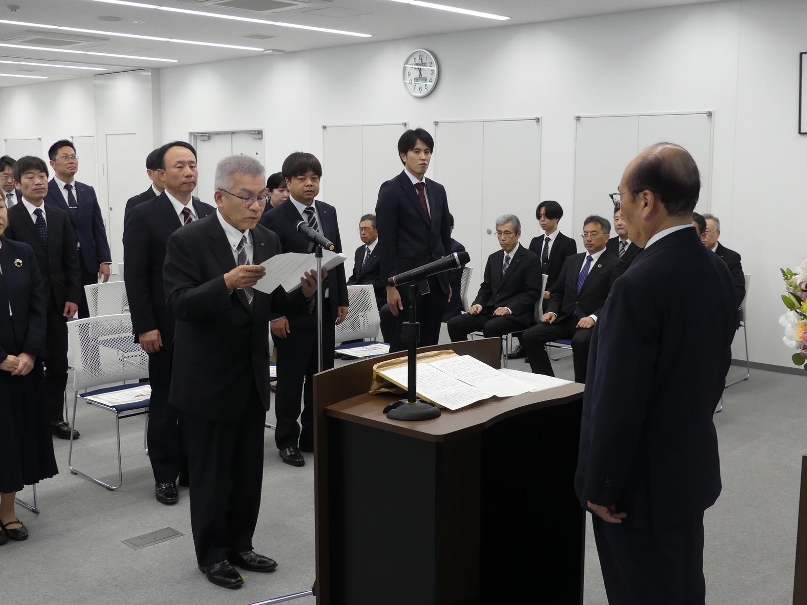 馬屋原社長に謝辞を述べる秦氏