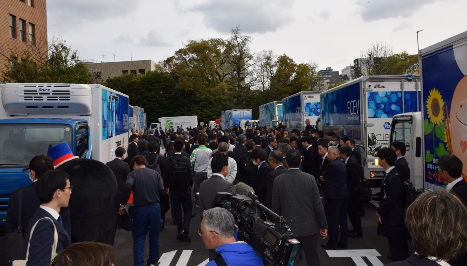 トラックの導入を決めた17の物流事業者や荷主企業などから参加した関係者