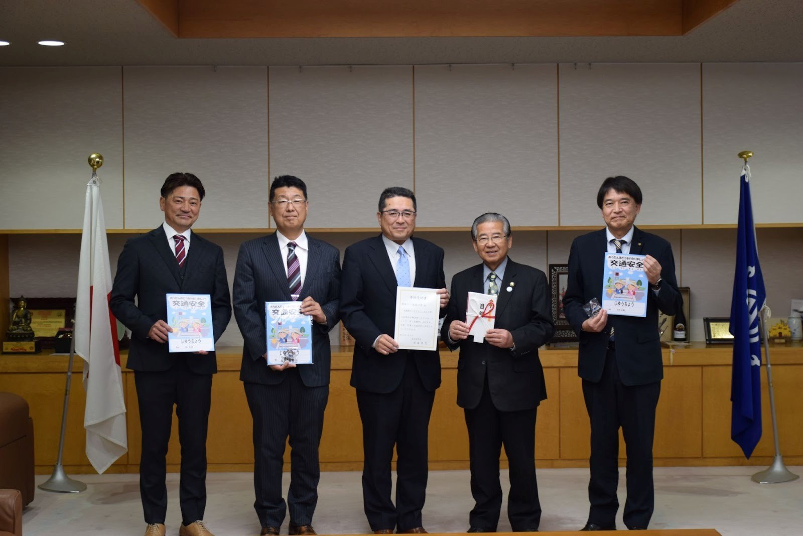 須藤富士宮市長（右から2人目）、加藤副支部長（左隣）ら